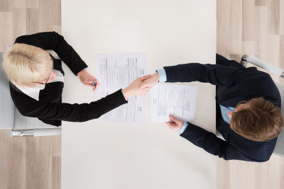 ripresa dall'alto di recruiter che stringe la mano a candidato 